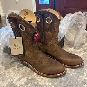 Ariat Heritage Roughstock Cowboy Boots
Size 10 brand new